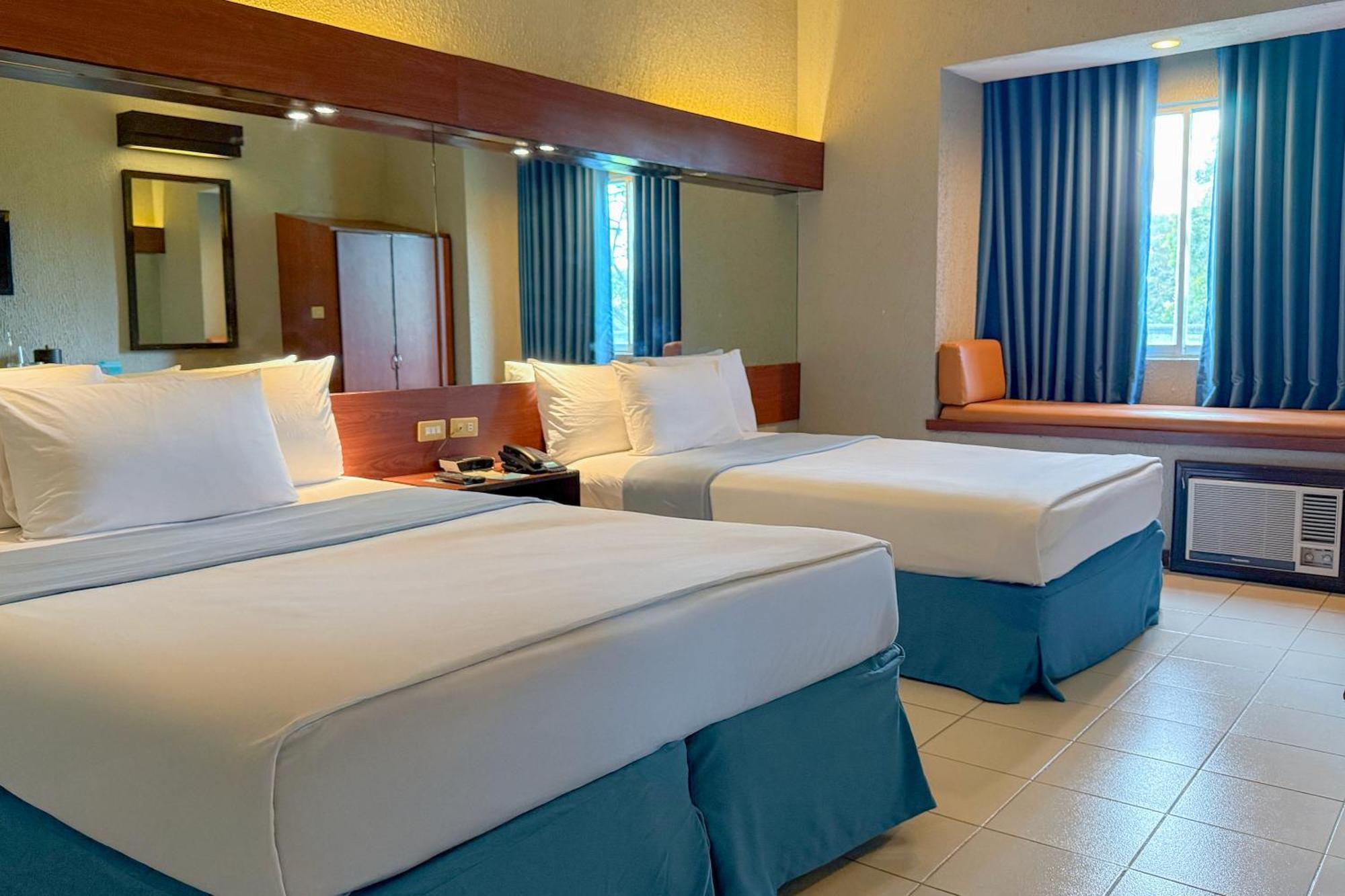 Microtel By Wyndham Eagle Ridge General Trias  Екстериор снимка
