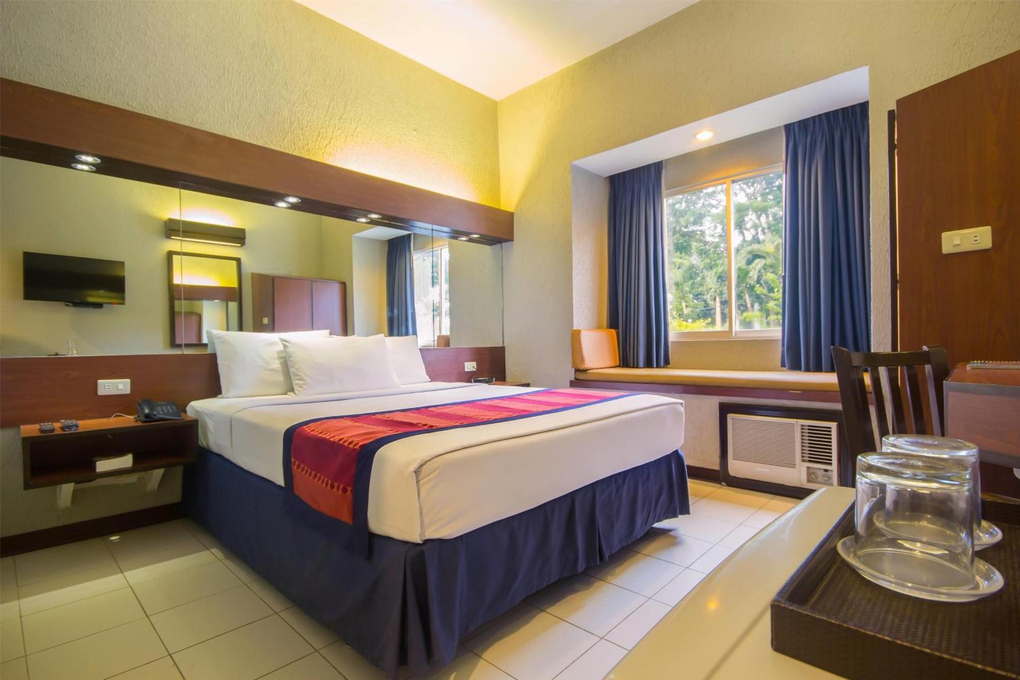 Microtel By Wyndham Eagle Ridge General Trias  Екстериор снимка